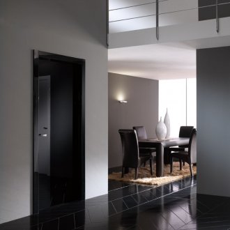 Лъскава тъмна врата