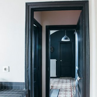 Тъмно люлееща се врата