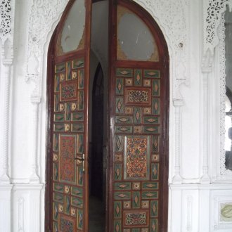 Тъмна врата в ориенталски стил