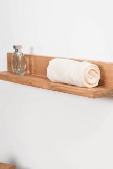 Дървен рафт в банята