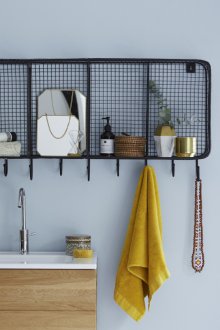 Рафтове с куки в банята