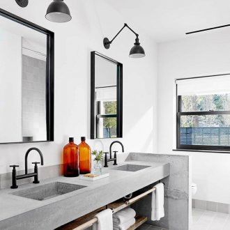 Рафтове в таванското помещение на банята