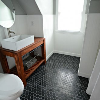 Рафтове от масивно дърво в банята