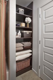 Рафтове в ниша в банята