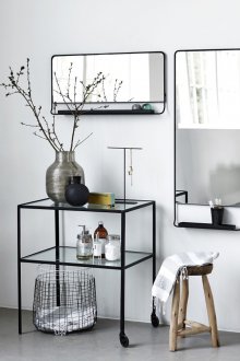 Стъклени рафтове в банята