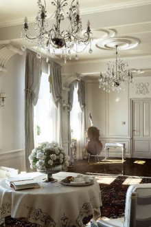 Кристал в хола в класически стил