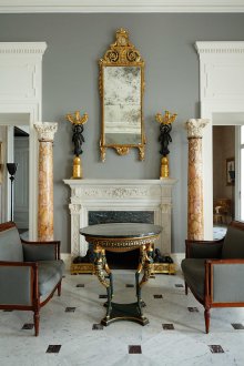 Мраморни колони в хол в класически стил