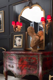 Червена стойка в класически стил