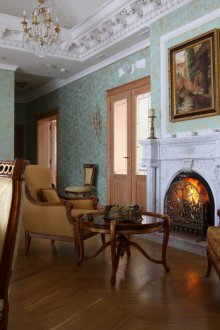 Тапет в хола в класически стил