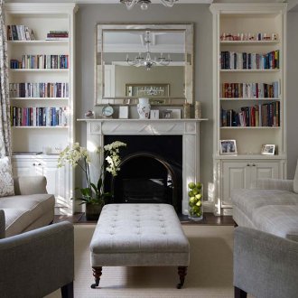 Всекидневна в пастелни цветове в класически стил