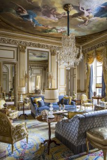 Класическа живопис на тавана на хола