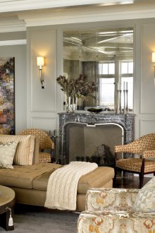 Сива всекидневна в класически стил