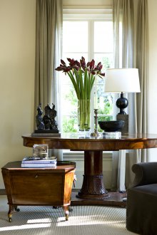 Класическа маса в хола