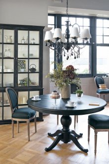 Мебели за дневна в тъмен класически стил