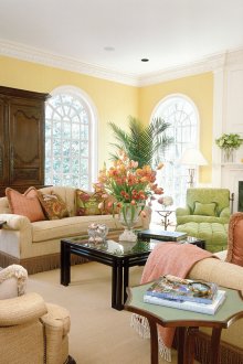 Комбинацията от бежови, жълти и бели цветове в хола в класически стил