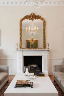 Комбинацията от бежово, златисто и бяло в хола