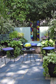 Декоративни храсти във вътрешния двор