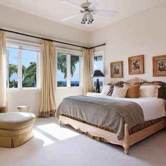 Спалня в селски стил в кафяви и бежови цветове