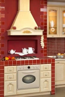 Селска кухня в бежови и червени тонове