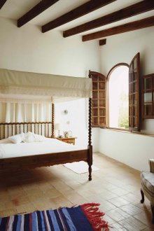 Спалня в бежови и кафяви тонове