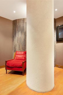 Голям стълб в интериора