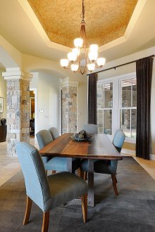 Колона от развалин камък във вътрешността