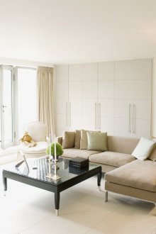 Бежови и бели цветове в интериора на хола в стила на минимализма.