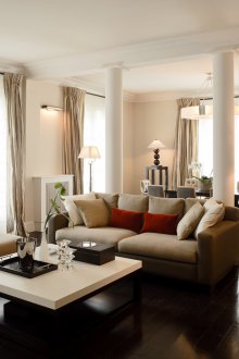 Колони в хола