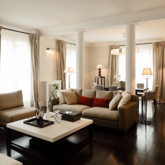 Таванна релса за завеси в хола