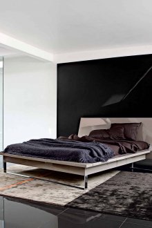 Бежово, кафяво, бяло и черно в минималистична спалня.