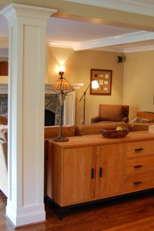 Колони с корнизи във вътрешността