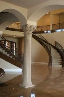 Мраморни колони в интериора