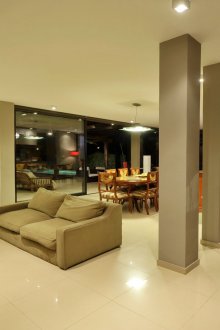 Сива колона в интериора