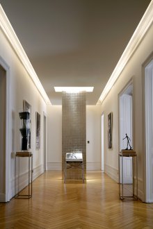 Сребърна колона в интериора