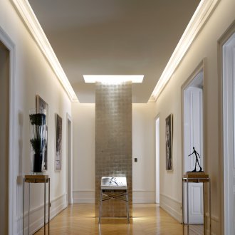 Бял тапет със сребърен модел в интериора