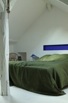 Бяла дървена колона в интериора