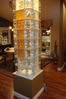 Стъклен блок колона в интериора