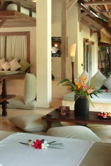 Колони в тропически стил