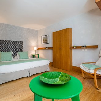 Зелена маса в интериора