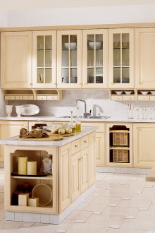 Просторна бежова кухня