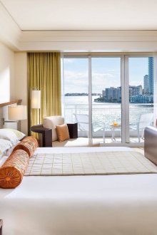 Бежово и други цветове в спалнята.