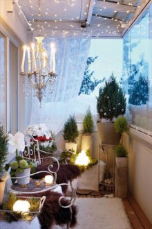 Garland Krismas di balkoni