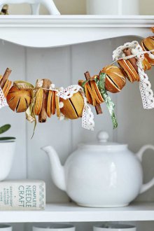 Garland Tahun Baru dengan kayu manis
