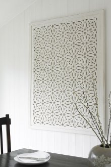 Бял декоративен панел, изработен от дърво