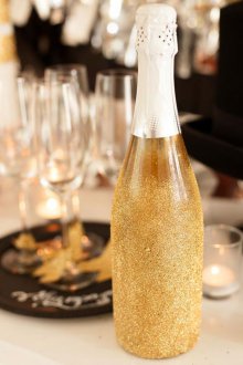 Декупаж бутилки шампанско на маса за Нова година