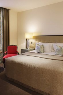 Бежов цвят, комбиниран с други цветове в интериора на спалнята