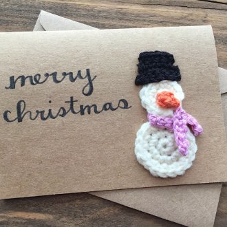 Коледна картичка с плетен снежен човек