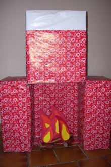 Weihnachtskamin aus dem Kasten und Packpapier heraus