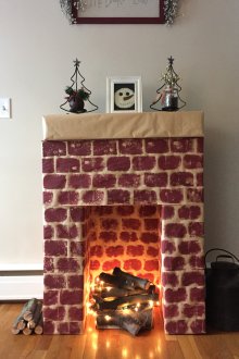 Weihnachtskamin aus dem Kasten mit Brennholz heraus