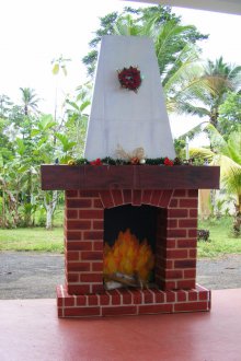 Weihnachtskamin aus dem Kasten mit einem Kamin heraus